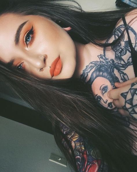 tattoos am körper geschmiktes gesicht roter lippenstift lange schwarze haare blaue augen mund piercing oberlippe medusa Back Dimple Piercings, Dimple Piercing, Mujeres Tattoo, Medusa Piercing, Face Piercings, Tattoed Women, Cute Piercings, Tattoed Girls, Goth Beauty