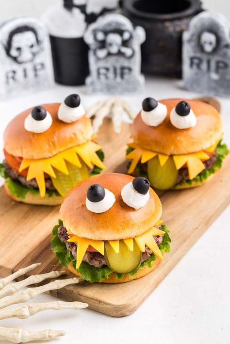 Regular Burger, Halloween Themed Appetizers, Halloween Sandwiches, Spooky Dinner, Monster Food, Halloween Breakfast, Easy Halloween Food, Halloween Appetizers, Cute Snacks