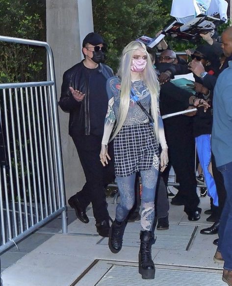 Grimes Outfit, Grimes And Elon Musk, Grimes And Elon, Claire Boucher, Halloween Inspo, Alternative Outfits, Elon Musk, Out Of This World, Picture Perfect