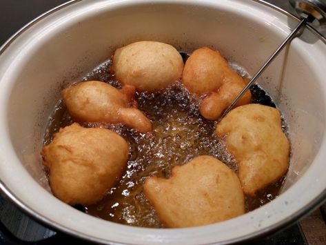 Oliebollen Recipe, Desserts Around The World, Donut Recipe, Dutch Recipes, German Food, Donut Recipes, Instant Yeast, A Typical, Pretzel Bites