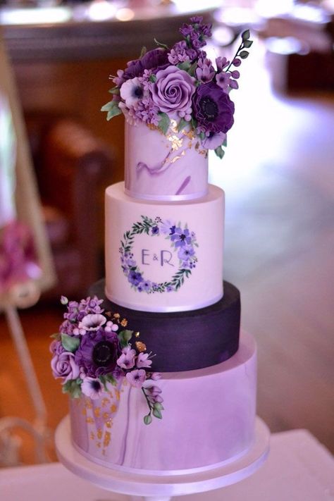 Purple Wedding Cake Elegant, Purple Wedding Cake Ideas, Wedding Cake Designs Purple, Ultraviolet Wedding, Lilac Wedding Cake, Bolo Rapunzel, Different Wedding Cakes, Purple Wedding Cake, Chandelier Cake