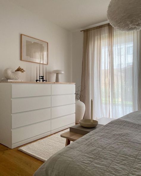 Dresser Decor Bedroom, White Room Decor, Small Apartment Interior, Redecorate Bedroom, Home Design Living Room, Apartment Decor Inspiration, Dresser Decor, Room Makeover Bedroom, Decor Home Living Room