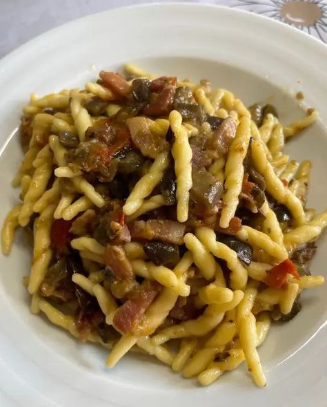 Trofie con melanzane e pancetta✨ | Al.ta Cucina Pancetta Recipes, Lasagna Pasta, Italian Recipes Authentic, Pasta Fresca, Ribeye Steak, Tasty Dishes, Main Course, Pasta Recipes, Italian Recipes