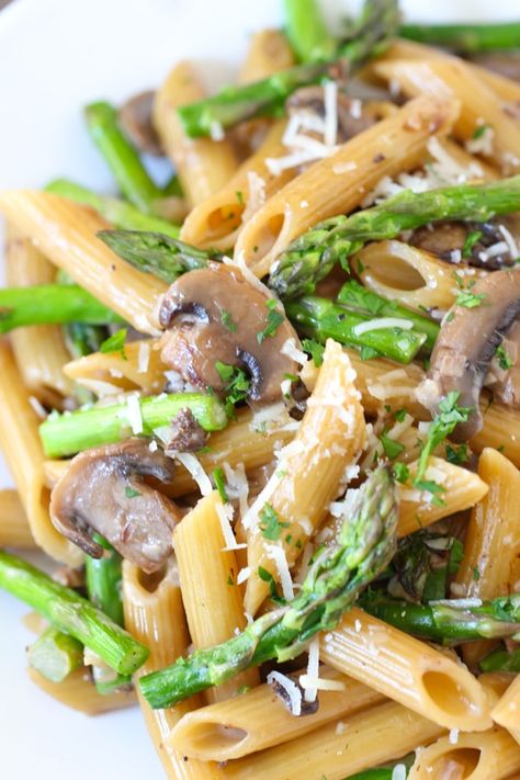 One Dish Asparagus and Mushroom Pasta - Olga's Flavor Factory Recipe With Asparagus, Asparagus Mushroom, Mushroom Recipes Pasta, Asparagus Seasoning, Asparagus And Mushrooms, Nice Recipes, Asparagus Pasta, Veggie Pasta, Mushroom Pasta