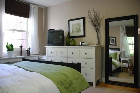 mixing black and white - Nico's room Brown And White Furniture Bedroom, Brown And White Furniture, White Furniture Bedroom, Black And White Furniture, Black Bedroom Furniture, White Bedroom Furniture, Guest Room Decor, Brown Furniture, Bedroom Layouts