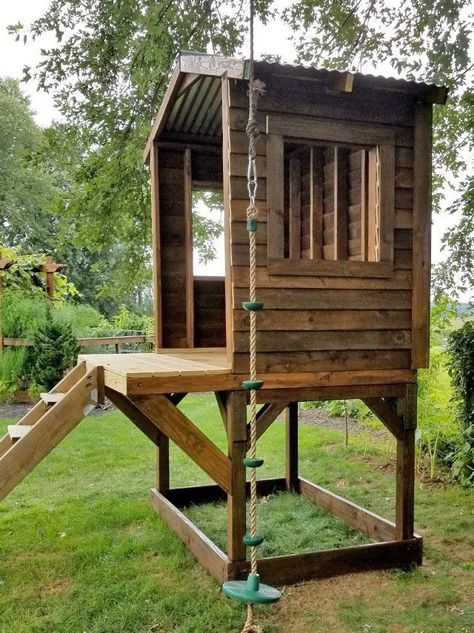 Treehouse No Tree, Diy Elevated Playhouse, Tree Stump Playhouse, Building A Playhouse Diy, How To Build A Fort Outside, Tree House Out Of Pallets, Cheap Treehouse Ideas, Diy Lookout Tower, Small Outdoor Playhouse