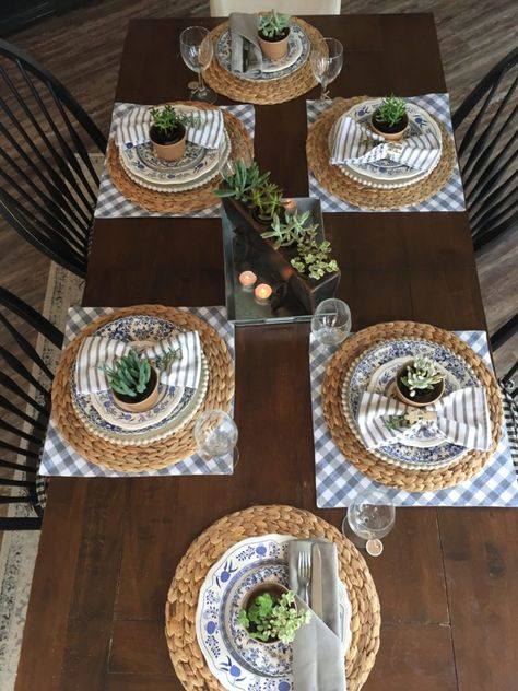 How to make a pretty table setting mixing prints & patterns * Hip & Humble Style Table Setting Ideas Everyday Simple, Dining Table Decor Everyday, Fun Table Settings, Setting A Table, Table Settings Everyday, Pretty Table Settings, Fancy Table, Mixing Patterns, Dinner Party Table