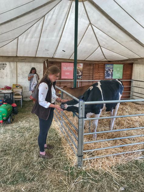 Farmers Wife Outfit, Agriculture Outfits, Farmers Wife Aesthetic, Female Farmer Outfit, Farmer Fashion, English Country Fashion, Joules Clothing, Country Girl Aesthetic, Farmer Outfit