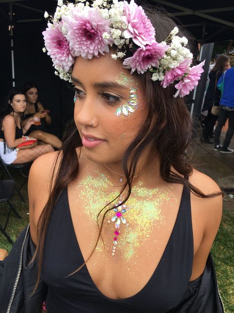 Festival glitter Coachella Flower Crown, Flower Crown Festival, Festival Glitter Ideas, Festival Glitter Looks, Glitter Festival Hair, Glitter Party Makeup, Coachella Make-up, Festival Glitter Makeup, Festival Makeup Rhinestones