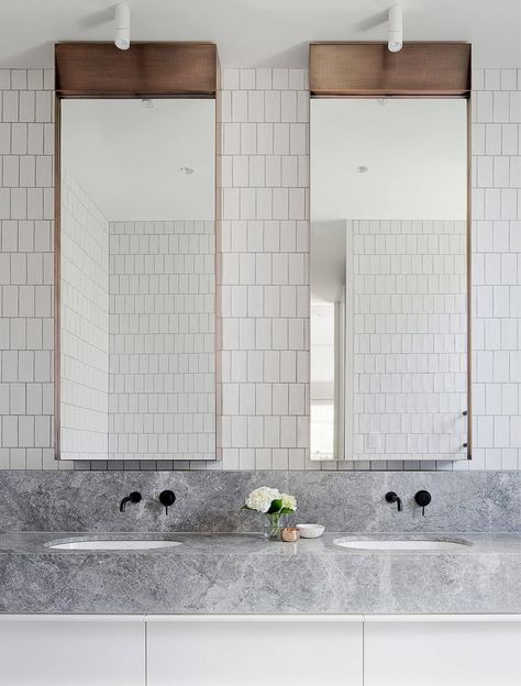 17 Fresh & Inspiring Bathroom Mirror Ideas to Shake Up Your Morning Lipstick Routine Narrow Bathroom Mirror, Bathroom Mirror Inspiration, Bathroom Mirror Design, Mim Design, Narrow Bathroom, Custom Mirrors, Easy Living, Design Apartment, Sopot