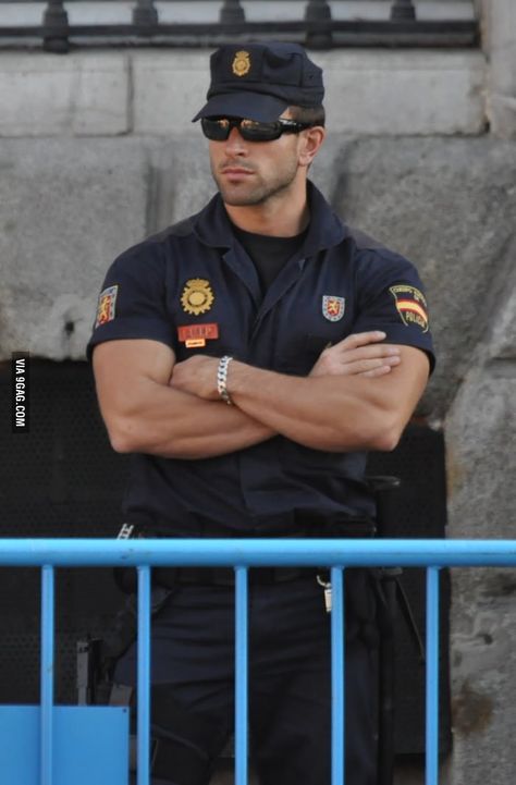 Just a random police officer in Spain excuse me, while i pack my bags.. :D Pinterest Humor, Mae West, Men In Uniform, E Card, 인물 사진, Bones Funny, Police Officer, Make Me Smile, I Laughed