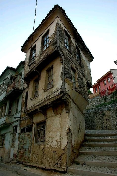 Trilye house-Mudanya-Bursa Buildings In Perspective, Urban Houses, House Perspective, Poor House, Old Buildings Aesthetic, Perspective Pictures, Perspective Photos, Building Aesthetic, Building Photography