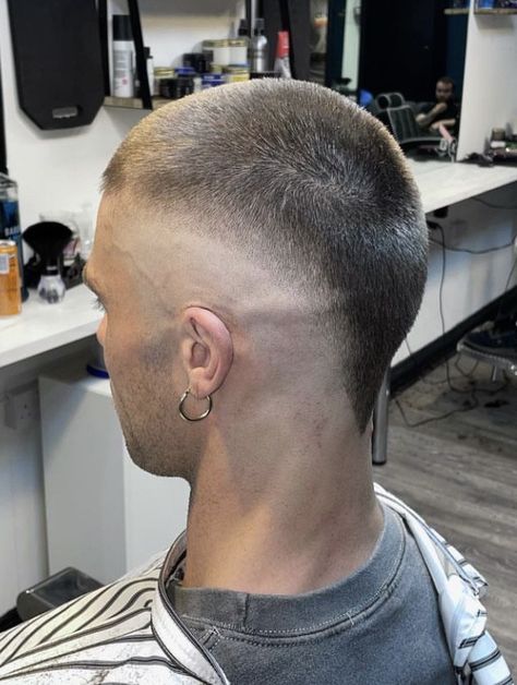 Buzz Mohawk, Buzzed Mohawk, Buzzcut Mohawk, Punk Hair Men, Skinhead Haircut, Cortes Aesthetic, Jarhead Haircut, Burst Fade Mohawk, Mohawk For Men