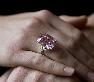 Sawyer gives Grace a (large pink diamond in the canter with yellow diamonds on the sides) engagement ring. Graff Engagement Ring, Emerald Engagement Ring Set, Pink Wedding Rings, Emerald Halo, Pink Diamond Ring, Gold Diamond Wedding Band, Ring Emerald, Dream Engagement Rings, Emerald Engagement