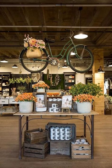 Fall Store Displays, Flower Shop Design, Store Window Displays, Farm Store, Interior Vintage, Magnolia Market, Store Window, Farm Shop, Merchandising Displays