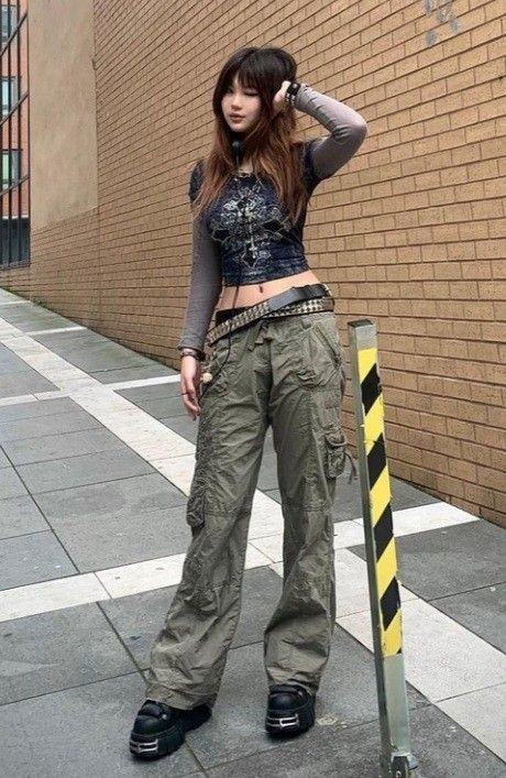 Moda Grunge, 2000s Fashion Outfits, New Rock, Y2k Outfits, Swaggy Outfits, Mode Inspo, Alternative Outfits, Edgy Outfits, 2000s Fashion