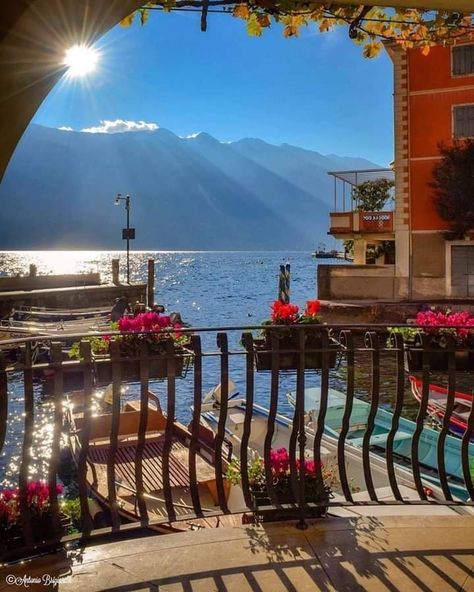 Lake Como, Italy ! Comer See, Garda Italy, Hijau Mint, Lake Garda, Summer Bucket Lists, Beautiful Places To Travel, Lake Como, Positano, Travel Inspo