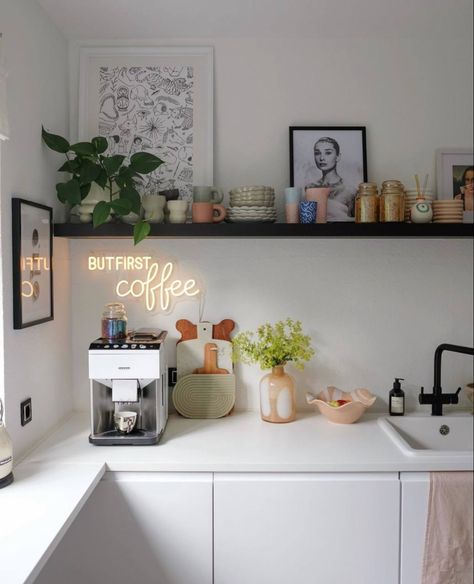 Interior Design Per La Casa, Home Coffee Stations, Deco Studio, Kitchen Decor Apartment, Coffee Bar Home, Coffee Corner, Apartment Decor Inspiration, Apartment Kitchen, Apartment Inspiration