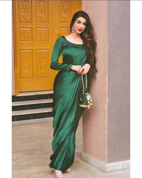 Uniqlo Women Outfit, Saree Jacket Designs, डिजाइनर कपड़े, Satin Dressing Gown, Saree Wearing Styles, Frock Fashion, Barbie Dress Fashion, Silk Saree Blouse Designs, Pakistani Fashion Party Wear