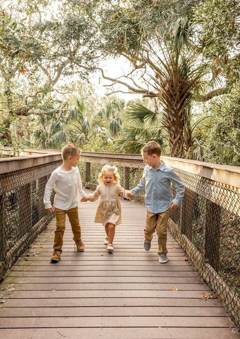 Christmas Family pictures in Sarasota Florida!#FallFamilyOutfits2024 #DressyAutumnFamilyPhotos #FallFamilyLooks Family Photos Florida, Christmas Family Pictures, Pic Mood, Autumn Palette, Autumn Family Photos, Family Christmas Pictures, Family Pic, Fall Family Photos, Sarasota Florida