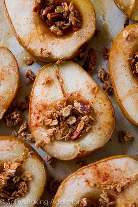 Maple Vanilla Baked Pears - Sally's Baking Addiction Baked Pairs, Baked Pears Recipe Desserts, Anjou Pear Recipes, Pear Baking, Pear Desserts, Baked Pear, Healthy Thanksgiving Sides, Pear Dessert, Baked Pears