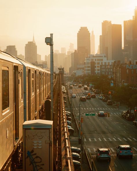 Evening golden hour view from 46th Street–Bliss Street station in Sunnyside, Queens, New York Queens New York, Rail Transport, White Car, Hotel Motel, Nyc Subway, Image House, Golden Hour, City Skyline, Night Life