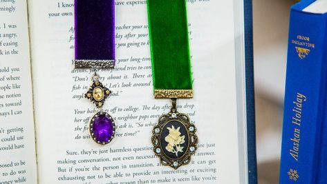 DIY Velvet Bookmarks Velvet Crafts Ideas, Diy Velvet Ribbon, Velvet Bookmarks, Velvet Crafts, Home And Family Crafts, Interesting Crafts, Christmas Fair Ideas, Bookmarks Diy, Homemade Items