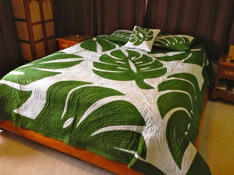 monstera hawaiian quilt bedspread Hawaiian Applique Quilt, Tropical Quilts, Draps Design, Bed Sheet Painting Design, Hawaiian Quilt Patterns, Hawaiian Crafts, Bed Cover Design, Designer Bed Sheets, Hawaiian Quilt