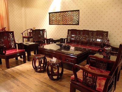 Chinese Rosewood Furniture Rosewood Furniture Living Rooms, Chinese Wooden Furniture, Chinese Furniture Living Room, Asian Style Living Room, Asian Style Bedrooms, Chinese Living Room, Living Room Japanese Style, Chinese Style Interior, Rosewood Furniture