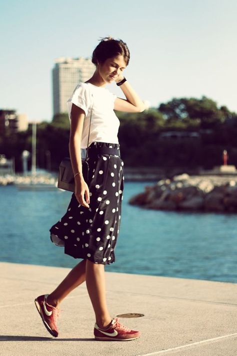 @roressclothes closet ideas #women fashion outfit #clothing style apparel Polka Dot Skirt and Sneaker Tule Rok, Moda Do Momento, 일본 패션, Walking Down The Street, 여름 스타일, Chic Sneakers, Skirt And Sneakers, Cooler Look, Polka Dot Skirt