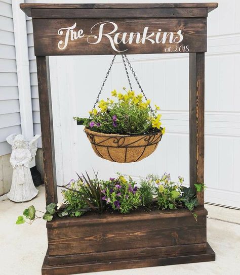 Personalized flowerbox Welcome Planter, Wood Toys Plans, Wood Projects That Sell, Cool Wood Projects, Diy Plant Stand, Front Porch Decorating, Wooden Projects, Wood Creations, Hanging Planter