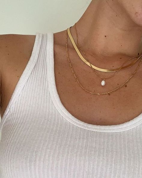 necklace stack, layered necklaces gold, layered gold necklaces, gold necklace layered Ušný Piercing, Necklace Combo, Dainty Gold Jewelry, Necklace Outfit, Comfy Jeans, Stacked Necklaces, Neue Outfits, Classy Jewelry, Stacked Jewelry