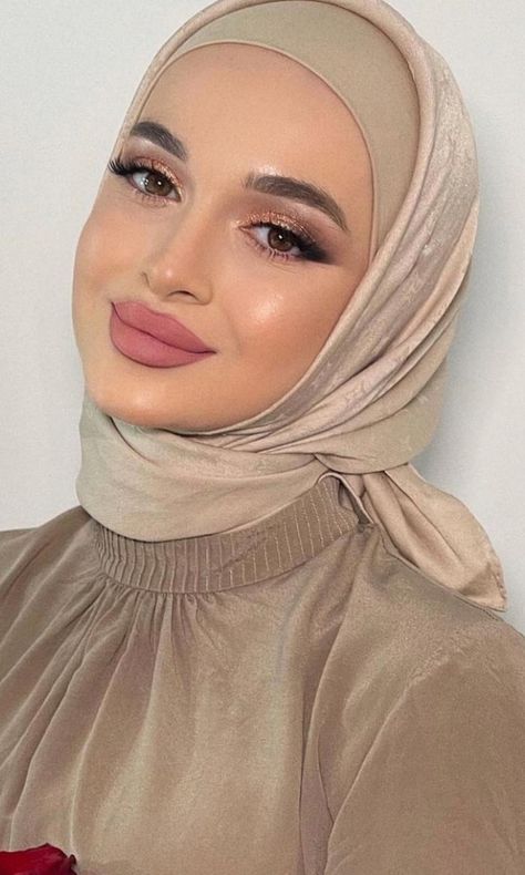 Makeup Arabian Look Hijab, Muslim Makeup Looks, Hijab Makeup Look, Makeup With Hijab, Hijabi Makeup Looks, Ramadan Makeup, Makeup Arab, Turkish Hijab Style, Hijab Makeup