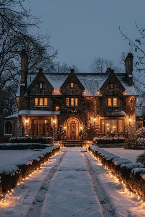 Christmas Lodge Exterior, Winter Aesthetic House, Christmas Mansion Exterior, Luxury Winter Cabin, Winter Mansion, Vermont Homes, Gothic Fireplace, Vintage Mansion, Winter Houses