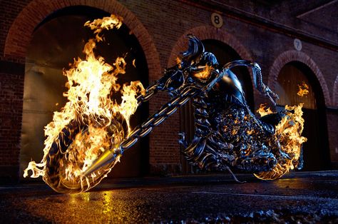 The Hellcycle: the best part of that lame movie! Ghost Rider Bike, Ghost Rider Motorcycle, Ghost Rider 2007, Ghost Rider 2, Famous Vehicles, Rider Bike, Ghost Rider Wallpaper, Spirit Of Vengeance, Johnny Blaze