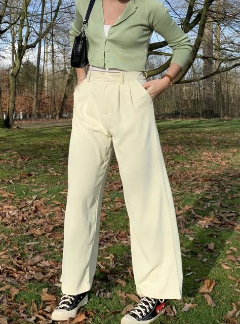 Cream Trousers Outfit, Pleated Pants Outfit, Cream Pants Outfit, Beige Pants Outfit, Corduroy Pants Outfit, Dress Pants Outfits, White Pants Outfit, Sneaker Outfits Women, Outfit Korean Style