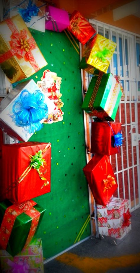 Puerta decorada del mes de diciembre. Navidad, regaitos. Christmas Concert Ideas, Christmas Concert, Christmas Decorations Diy Outdoor, Winter Crafts For Kids, Christmas Classroom, Winter Crafts, Christmas Door, Xmas Crafts, Xmas Decorations