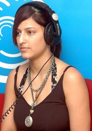 5 Best Pics of Shruti Hassan Without Makeup | Styles At Life Luck Movie, Shruti Hasan, Kamal Haasan, Shruti Haasan, How To Get Bigger, Shruti Hassan, Actress Without Makeup, Actress Pics, Without Makeup