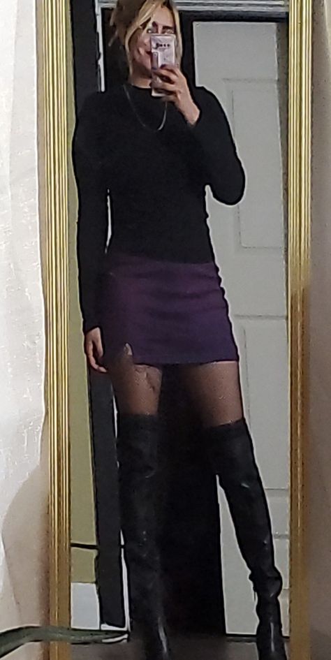 Purple mini skirt Purple Skirt Winter Outfit, Purple And Maroon Outfit, Style Skater Skirt, Purple And Black Outfits Black Women, Purple Leather Skirt Outfit, Purple And Black Outfits Casual, Dark Purple Mini Skirt, Dark Academia Outfit Purple, Burgundy Mini Skirt Outfit