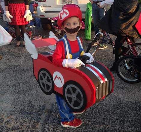 DIY mario cart Halloween costume adorableness Disfraz Mario Kart, Wagon Halloween Costumes, Wagon Costume, Mario Kart Costumes, Stroller Costume, Mario Halloween Costumes, Mario Halloween, Mario Kart Party, Car Costume