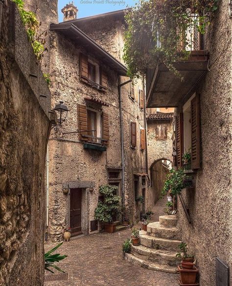 Garda Italy, Italian Village, Destination Voyage, Italy Photo, Medieval Town, Beautiful Villages, Cozy Place, Umbria, Wonderful Places