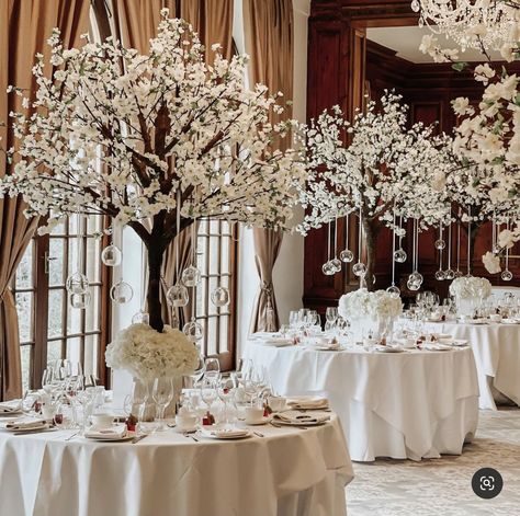 White Tree Centerpieces Wedding, White Branch Centerpiece, Round Wedding Table Decorations, Tree Centerpieces Wedding, Tree Centrepiece Wedding, Masquerade Quince, Cherry Blossom Wedding Decor, Round Wedding Tables, Gala Decorations