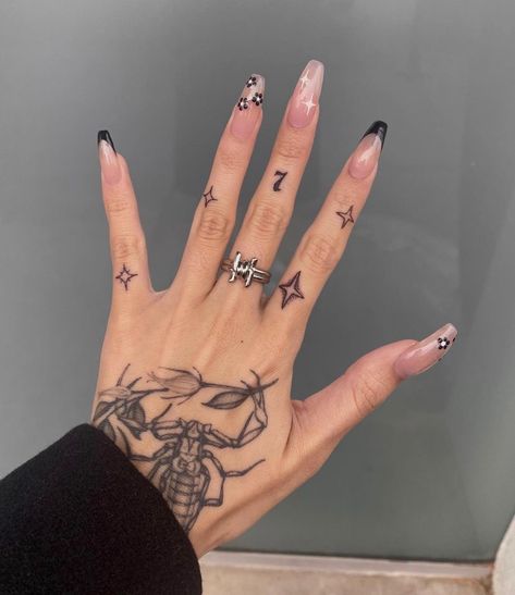 Tattoos Finger, Rose Drawing Tattoo, Pretty Hand Tattoos, Tattoo Hand, Omerta Tattoo, Skeleton Hand Tattoo, Finger Tattoo, Incredible Tattoos, Small Hand Tattoos