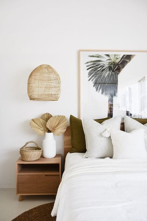 These Boho Beach Bedroom Ideas Bring Summer Vibes All Year Long | Hunker Boho Minimal Bedroom, Beach Bedroom Ideas, Boho Beach Bedroom, Interior Boho, Interior Simple, Luxe Bedroom, Tropical Bedrooms, Beach Bedroom, Boho Bedroom Decor