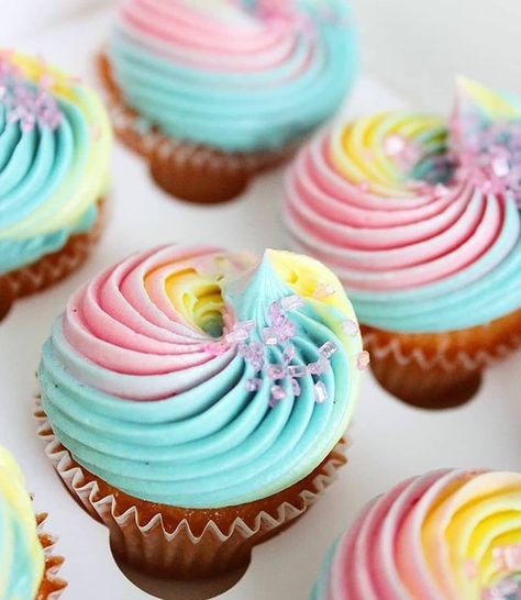 Easy Cupcakes Decoration, Turkey Cupcakes, Candy Birthday Cakes, Cupcake Decorating Tips, Pastel Cakes, Creative Baking, Gourmet Cupcakes, Mini Cakes Birthday, Rainbow Cupcakes