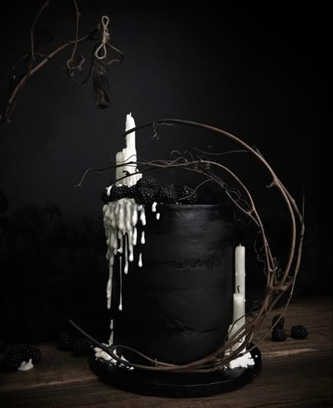 Dark Fairytale Wedding Cake, Witchy Wedding Cake, Dark Wedding Cake, Dark Fantasy Wedding, Moody Wedding Cake, Supernatural Wedding, Fantasy Wedding Cake, Halloween Meringue, Wedding Cake Dark