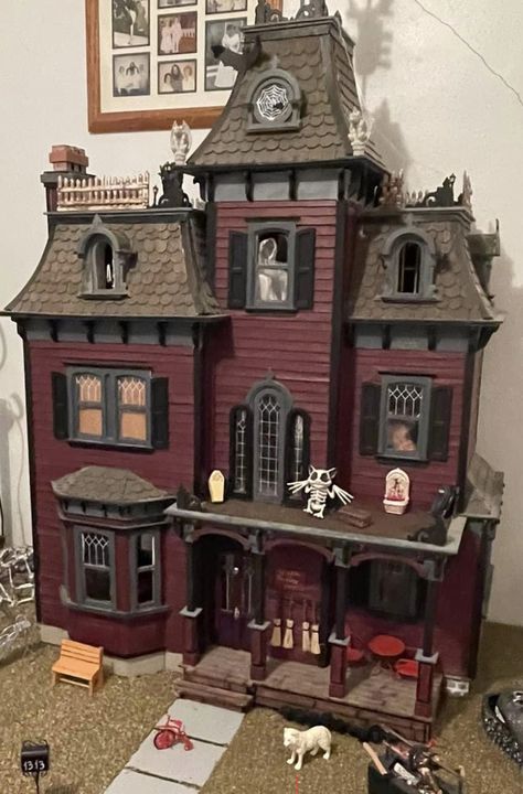 Haunted House Figurine, Gothic Dolls House, Gothic Doll House, Haunted House Exterior, Halloween Doll House, Haunted House Inspiration, Halloween Dollhouse, Halloween Houses, Haunted House Diy