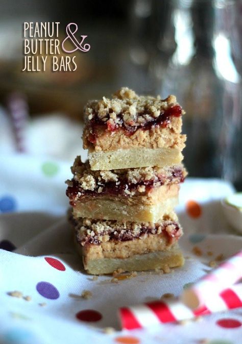 This Peanut Butter and Jelly Bars are exactly what the doctor ordered on a rough day. It's an easy dessert idea that tastes like childhood! Peanut Butter Brownie Recipes, Peanut Butter Jelly Recipes, Monster Bars, Peanut Butter And Jelly Bars, Bean Food, Pudding Bars, Butter Cookie Bars, Raisin Bread Pudding, Jelly Bars