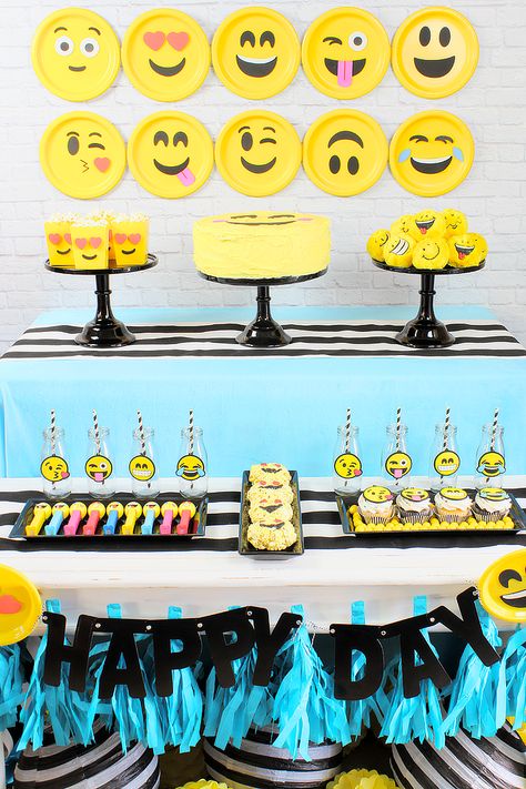 Emoji Party by Michelle's Party Plan-It for Oriental Trading. Lots of DIYs and fun ideas! Emoji Cake, Emoji Birthday Party, Anniversaire Diy, Emoji Birthday, Emoji Party, 13th Birthday Parties, 10th Birthday Parties, 12th Birthday, Themed Birthday Party