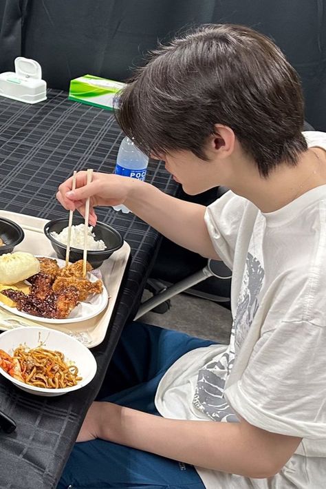 Sunghoon Football, Sunghoon Wallpaper Bf Material, Boyfriend Material Sunghoon, Sunghoon Eating, Enhypen Sunghoon Boyfriend Material, Park Sunghoon Boyfriend Material, Sung Hoon Boyfriend Material, Sunghoon Bf Material, Korean Boyfriend Material